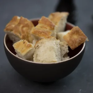 Focaccia med løk og rosmarin