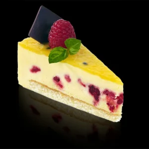 Pasjonsfruktkake med friske bringebær, porsjonsstykke