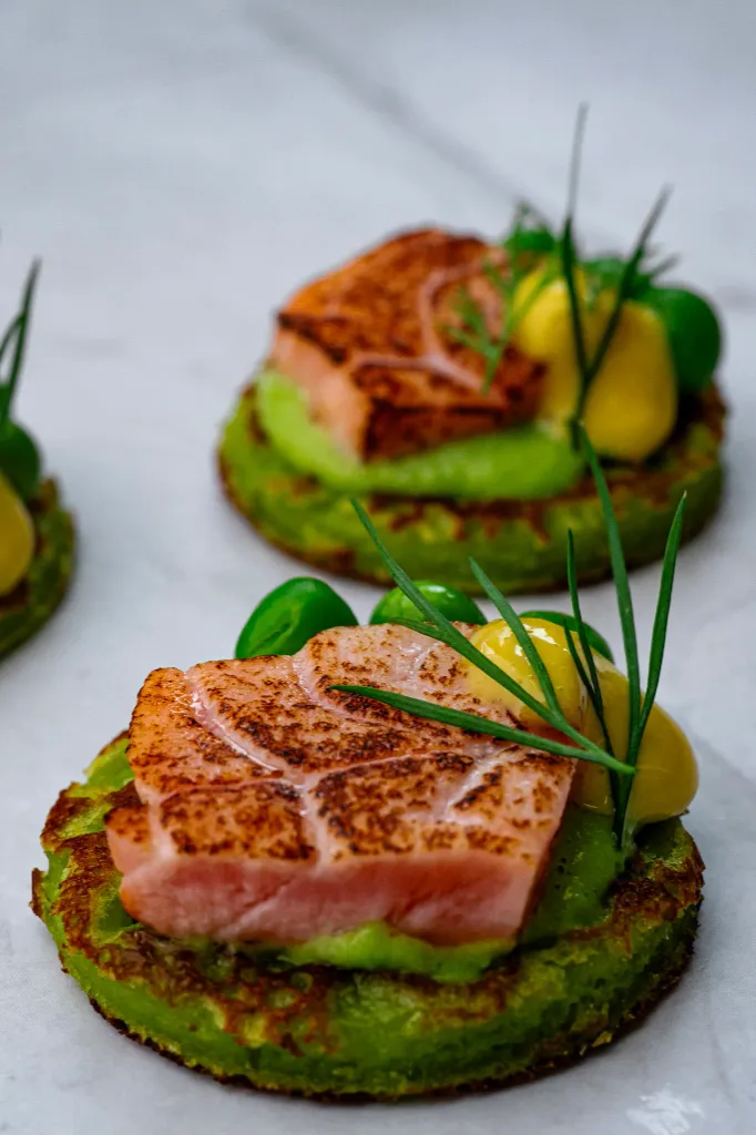 Grønn erteblini med laks