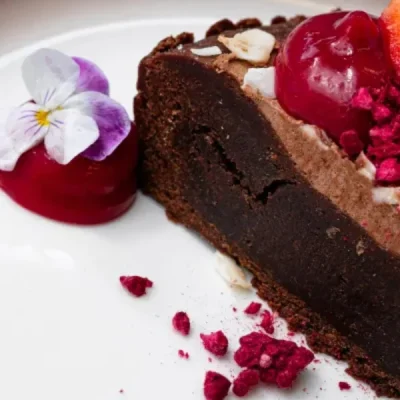 Solbær entremet-kakestykke med solbærgelé