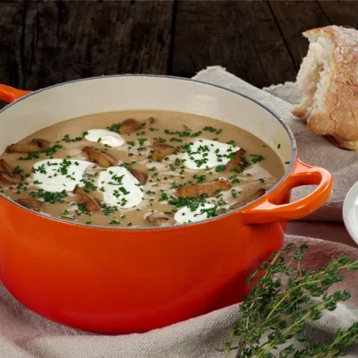 Kremet skogsoppsuppe med focaccia og smør