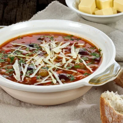 Italiensk grønnsaksuppe med focaccia og smør