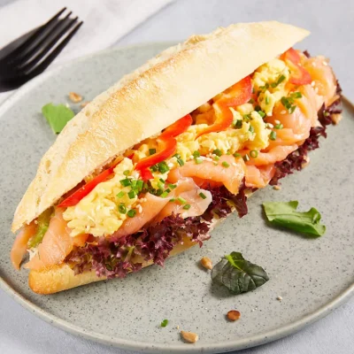 Røkelaks og egg baguette lys