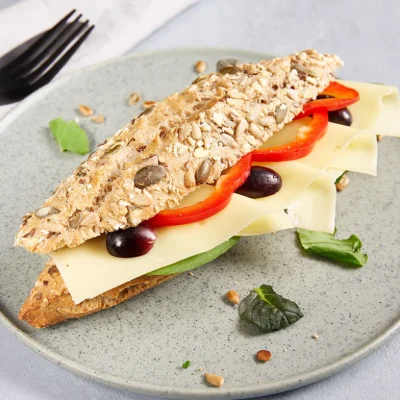 Jarlsbergost, mørk baguette med druer og paprika