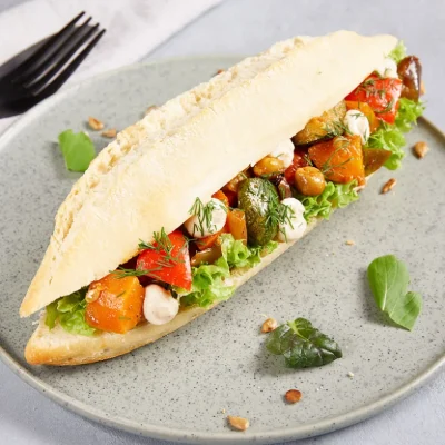 Grillede grønnsaker og syltet rødløk, baguette lys