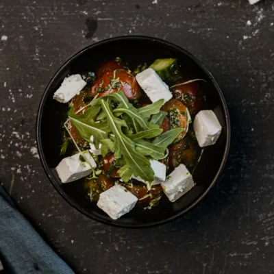 Tomatsalat med fetaost og grønn pesto