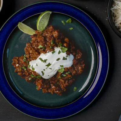 Chili sin carne med tortillachips, vegansk rømme og ris