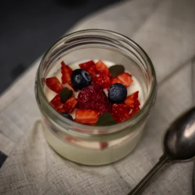 Hvit sjokolade pannacotta med bær