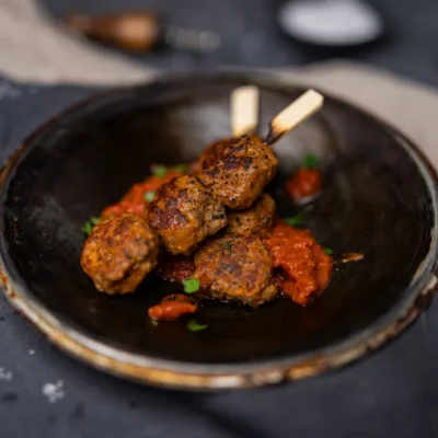 Vegoboller på spyd med tomatsaus