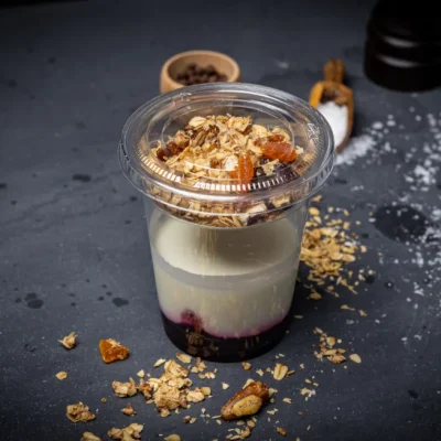 Yoghurt naturelle med granola og kirsebær