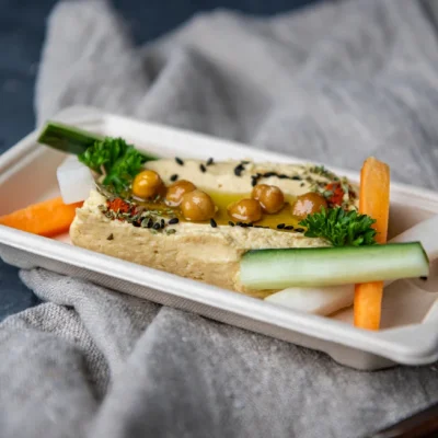 Grønnsaker med dipp, porsjonspakket i beger