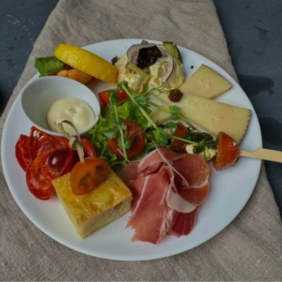 Tapas koldtallerken med focaccia