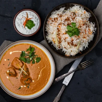 Chicken tikka masala med ris og raita