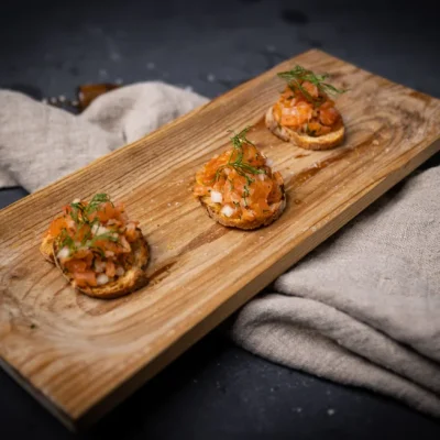 Appetizer - Lettrøkt laksetartar på økologisk surdeigstoast