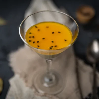 Pasjonsfrukt (i cocktailglass)