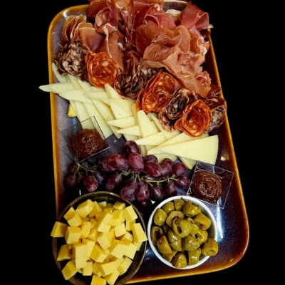 Snackfat med spekemat og ost