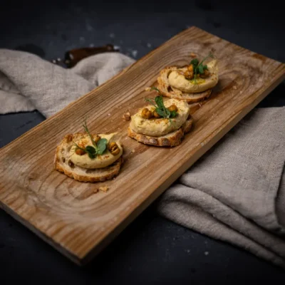 Appetizer - Hummus, granateple og sprø kikerter på økologisk surdeigstoast