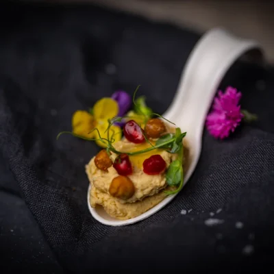 Fingermat - Hummus, granateple og sprø kikerter