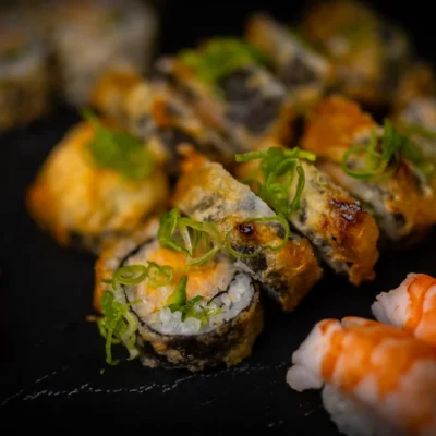 Stor konfirmasjonsbuffet med sushi og miniburger