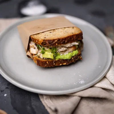 Sandwich kyllingbryst & ertemole - Kolonihagen Økologisk