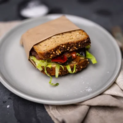 Sandwich grillede grønnsaker & hummus - Kolonihagen Økologisk