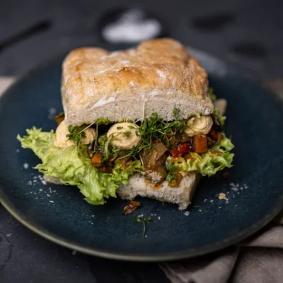 Grilla Grønnsaker & pesto - Kolonihagen økologisk ciabatta