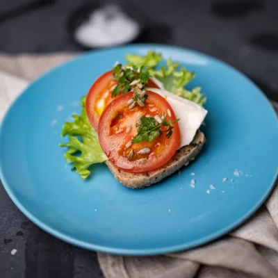 Tomat, mozzarella & pesto - Kolonihagen økologisk grovt rundstykke