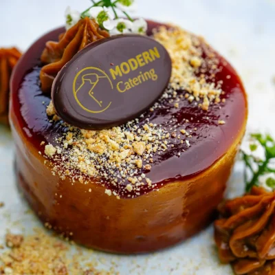 Eple og karamell entremet toppet med eple gelé og julecruble