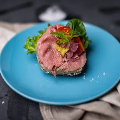 Roastbeef & remulade - Kolonihagen økologisk grovt rundstykke