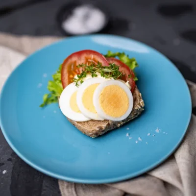 Egg & tomat - Kolonihagen økologisk grovt rundstykke