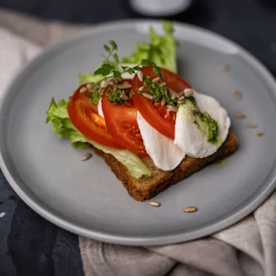 Tomat, mozzarella & pesto - Kolonihagen glutenfritt og økologisk