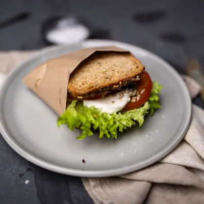 Kolonihagen glutenfri sandwich - Tomat, mozzarella & pesto