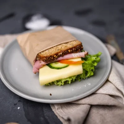 Kolonihagen glutenfri sandwich - Jarlsbergost & røkt skinke